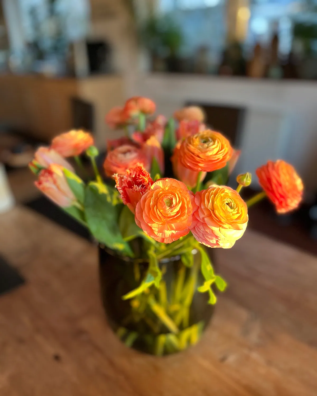 Strauß aus orangefarbenen Ranunkeln auf unserem Bindetisch